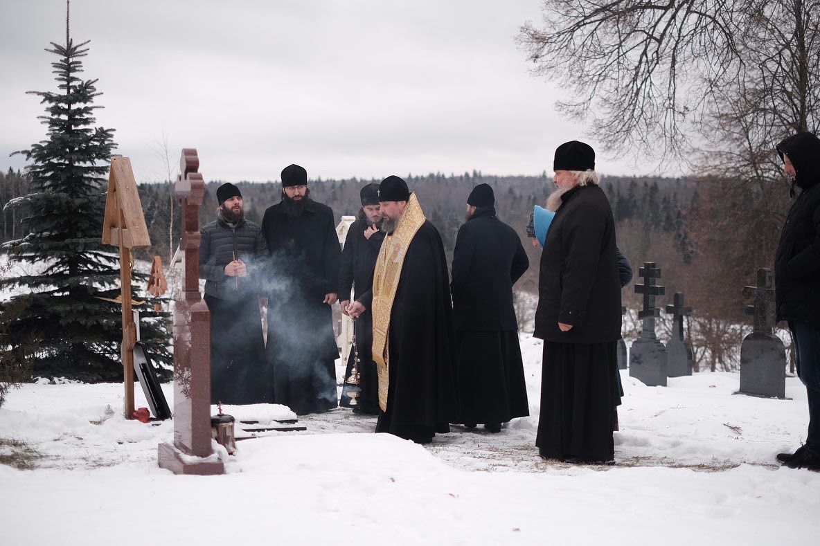Митрополит Сергий совершил литию на могиле иеродиакона Ювеналия (Лапшина)
