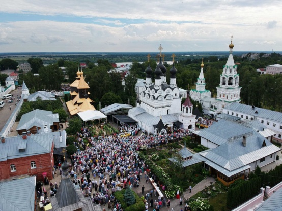 Божественная литургия на площади Свято-Троицкого Муромского монастыря