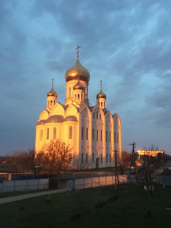 Божественная Литургия в храме Святой Троицы Патриаршего подворья в станице Приазовской Темрюкского района Краснодарского края