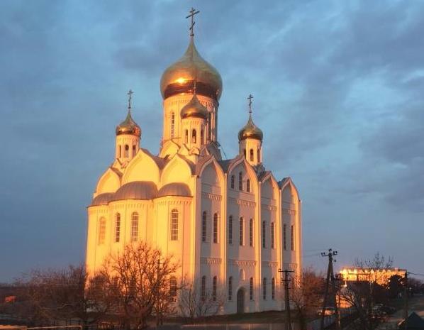 Божественная Литургия в храме Святой Троицы Патриаршего подворья в станице Приазовской Темрюкского района Краснодарского края