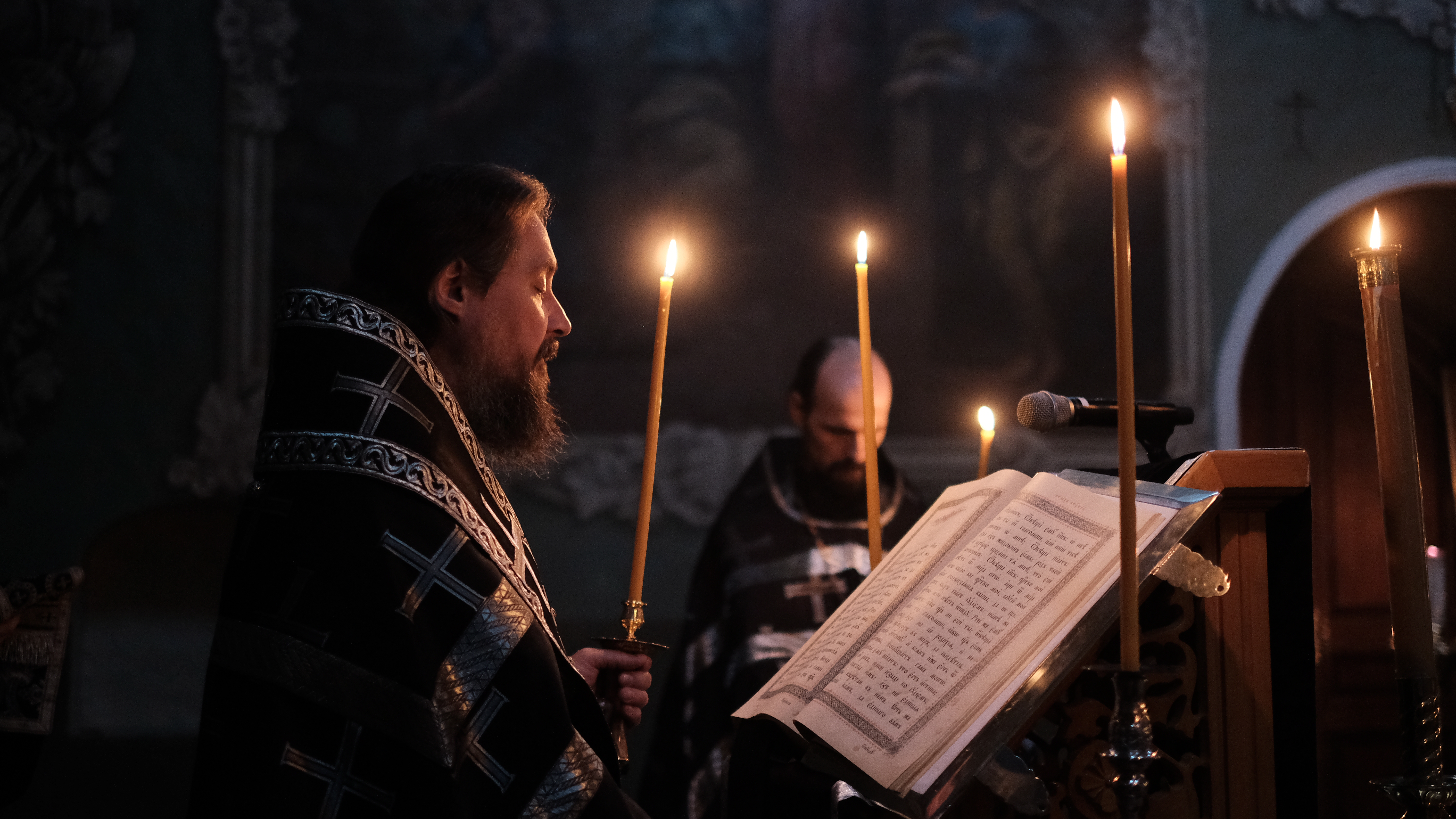 Последования утрени с чтением 12-ти Страстных Евангелий, царских часов, изобразительных, вечерни и малого повечерия Великого Пятка