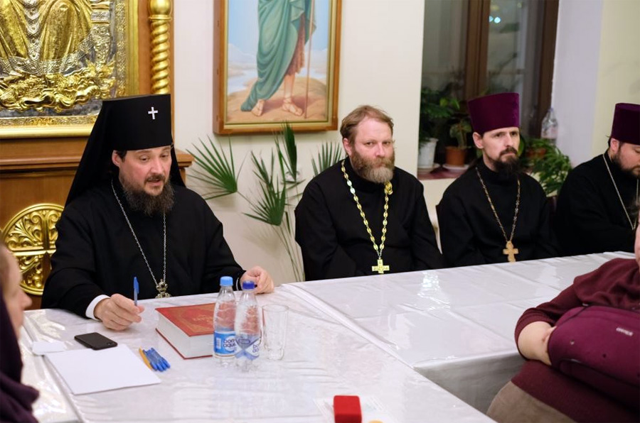 Собрание духовенства и сотрудников храма Живоначальной Троицы в Останкине