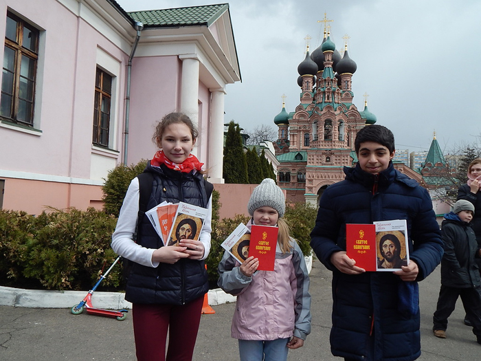 В праздник Антипасхи на прихрамовой территории прошел Пасхальный фестиваль «Сорок сороков»
