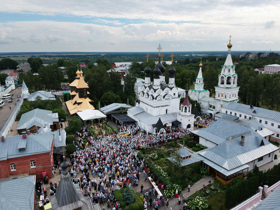 Божественная литургия на площади Свято-Троицкого Муромского монастыря